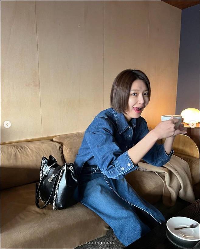 Sooyoung, an actress from Girls Generation, was spotted with her lover Jung Kyung-ho and Cafe Date.Sooyoung revealed his enjoyment of Date at a cafe on the afternoon of March 3. Sooyoung posed in a variety of poses with a stylish charm in a blue jean jacket.Jung Kyung-ho, a lover in a mirror in Sooyoungs photo, is caught in the cafes funny fun.Sooyoung and Jung Kyung-ho were not photographed together, but often the Date scene was revealed, so fans are still cheering for their love.Sooyoung and Jung Kyung-ho acknowledged that they were in love for a year in January 2014, and announced that they are an official couple. The two people who have been in love for more than 10 years are famous for their longevity couples.When Jung Kyung-ho asked about marriage in an interview after the release of the film last year, he answered frankly, We should do it when the time comes, but we are not embodying each other yet.I have been sharing many memories with this person for 10 years, he said.On the other hand, Sooyoung recently appeared in KBS2 drama If you tell me your wish and MBC Send me a fan letter.