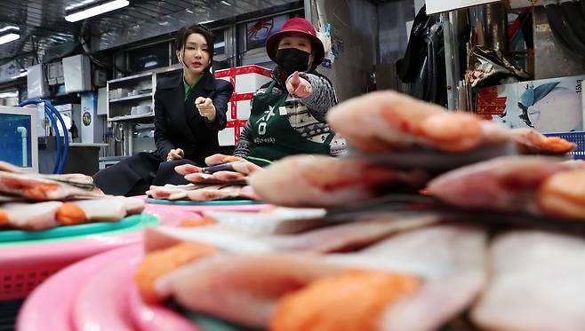 윤석열 대통령 부인 김건희 여사가 3일 경북 포항 죽도시장을 방문해 가자미를 살펴보고 있다./ 뉴시스