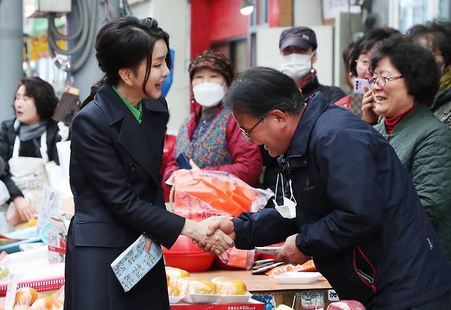 윤석열 대통령 부인 김건희 여사가 3일 경북 포항 죽도시장을 방문해 상인과 인사하고 있다. /뉴시스