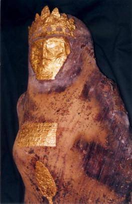 '페르시아 공주' 미라를 가까이서 찍은 사진. 황금으로 만든 가면과 왕관을 쓰고 있다. 하지만 이 미라는 5년 전 숨진 여성 시신으로 만든 가짜 미라로 드러났다. 위키피디아 캡처