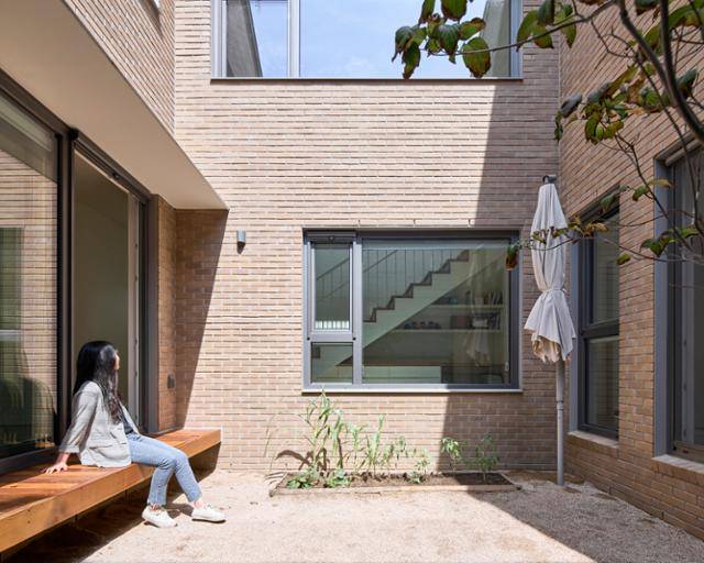 중정과 거실의 경계에 설치된 마루는 안과 밖의 완충지대 역할을 한다. 최진보 건축사진작가 제공