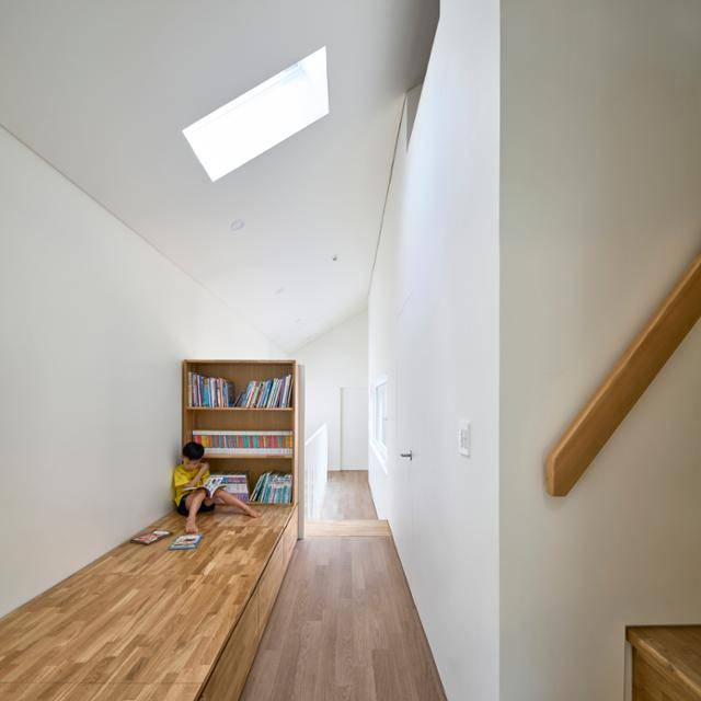 책장과 편하게 앉아서 책을 읽을 수 있는 마루로 꾸며진 책마루. 천창을 내 채광에 신경을 썼다. 최진보 건축사진작가 제공