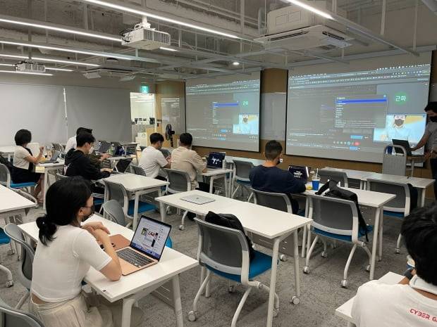 조영휘 헌트 공동대표가 토스 직원들을 대상으로 웹3 강연을 진행하고 있다. / 사진=헌트