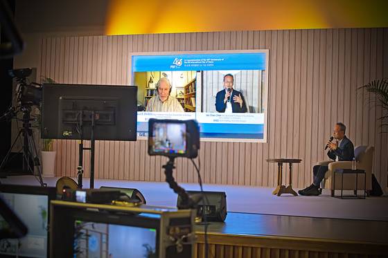 Professor Choe Jae-chun, right, speaks during the second dialogue session of Kyung Hee University System’s Peace BAR Festival at Kyung Hee University on Oct. 15 under the theme of “Are Homo Sapiens Destined to be Trapped in the Myth of Unlimited Growth or Do They Have the Potential to Transform Themselves?” He is joined virtually by Dr. Paul R. Ehrlich. [KYUNG HEE UNIVERSITY SYSTEM]