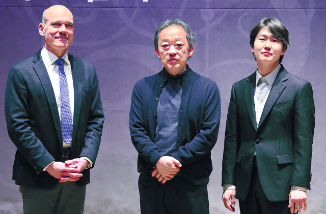 드레스덴 슈타츠카펠레 대표 에이드리안 존스와 지휘자 정명훈, 피아니스트 조성진(왼쪽부터)이 2일 서울 강남구 거암아트홀에서 열린 기자간담회에서 나란히 서 있다. 뉴시스