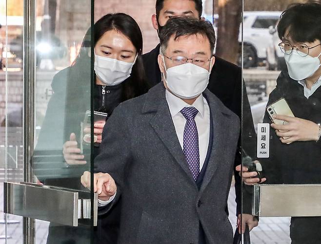 ▲ 화천대유자산관리 대주주 김만배씨가 지난해 12월5일 오전 서초구 서울중앙지방법원에서 열린 대장동 개발 사업 로비·특혜 의혹 관련 1심 속행 공판에 출석하고 있다. ⓒ 연합뉴스