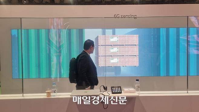 노키아가 자사 MWC 2023 비공개 전시부스에 직접 안테나 장비를 구축해 세계 최초로 6G 네트워크를 구현해보였다. 6G 센싱 존에서 사람을 마주하자 네트워크가 사람의 위치를 실시간 감지해 화면 속 박스를 실은 차량이 멈춰서고 있다. [사진 = 우수민 기자]