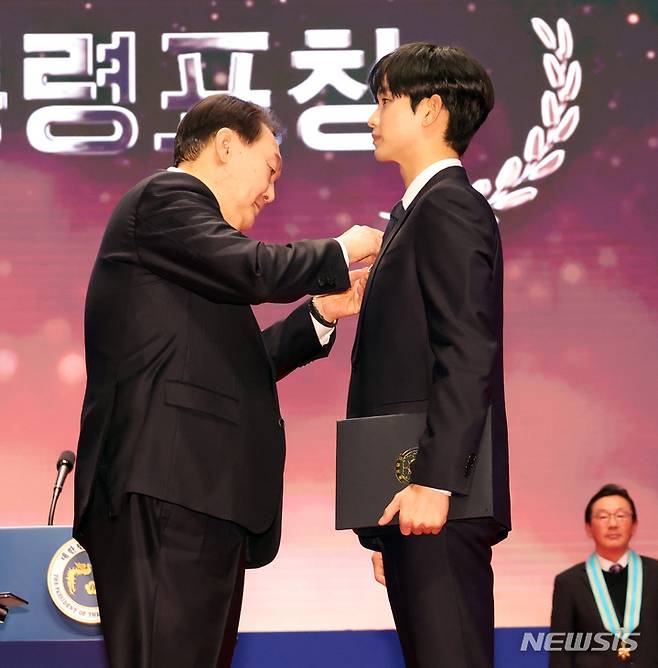 [서울=뉴시스] 홍효식 기자 = 윤석열 대통령이 3일 서울 강남구 코엑스에서 열린 제57회 납세자의 날 기념식에서 모범납세자로 선정된 배우 김수현에게 대통령표창을 수여하고 있다. (대통령실통신사진기자단) 2023.03.03. yesphoto@newsis.com