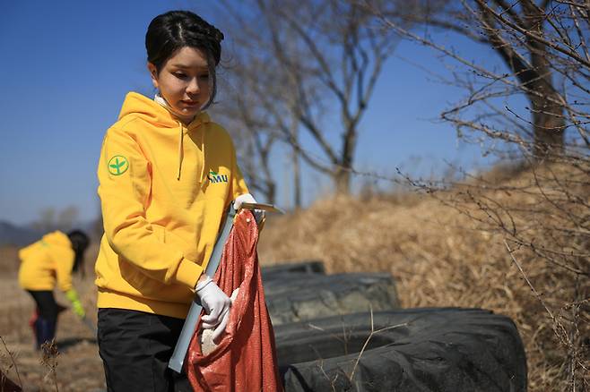 윤석열 대통령의 김건희 여사가 3일 경북 포항시 기계면 기계천 인근에서 열린 ‘우리 바다, 우리 강 살리기’ 환경정화 활동에 참여해 쓰레기를 줍고 있다. 대통령실 제공