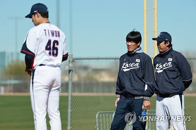 불펜 투구 살피는 정현욱-배영수 코치 (투손[미국 애리조나주]=연합뉴스) 홍해인 기자 = 27일(현지시간) 미국 애리조나주 투손 키노스포츠 콤플렉스 보조 구장에서 월드베이스볼클래식(WBC) 2023 대한민국 대표팀 정현욱 투수코치와 배영수 불펜코치가 원태인 등 대표팀 투수들의 불펜 투구를 살피고 있다. 2023.2.28 hihong@yna.co.kr