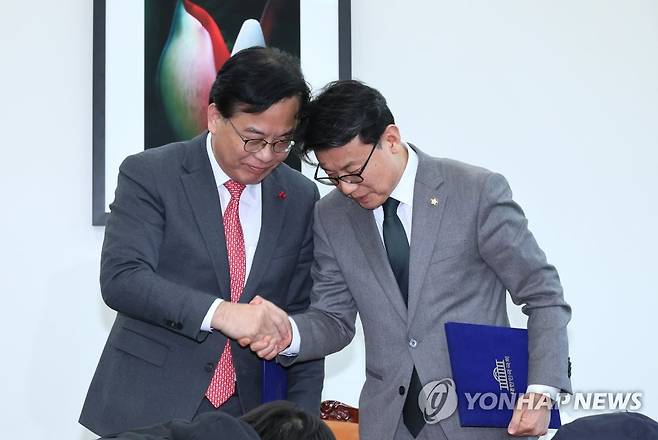 국민의힘 송언석 원내수석부대표와 더불어민주당 진성준 원내수석부대표. [연합뉴스 자료사진]