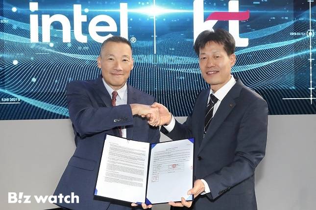 인텔 알렉스 쿼츠 부사장과 KT 디바이스마케팅담당 손정엽 상무가 업무 협약을 체결 후 협약서를 들고 기념 촬영을 하고 있다. /사진=KT 제공