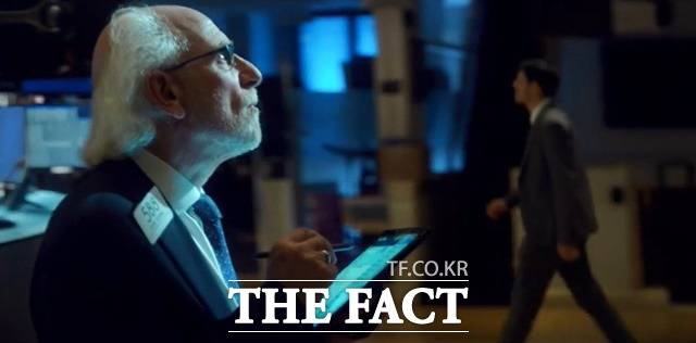 10년 만기 미국 국채 수익률이 4% 아래로 내려가가 경제지표가 호조를 보이면서 뉴욕 주식시장의 주요 지수가 3일(현지시각) 이틀 연속으로 상승 마감했다. 뉴욕증권거래소의 직원이 시세판을 처다보고 있다. /뉴욕증권거래소