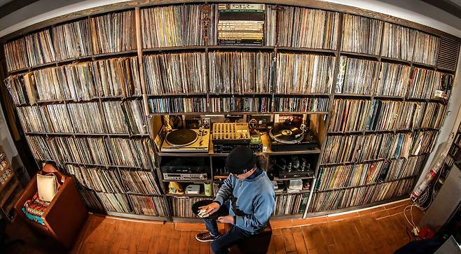 [Oh!컷] 인천 신포동에 위치한 LP 카페 '흐르는 물'에서 안원섭 대표가 LP판을 정성스레 닦고 있다.  음악 카페 거리로 유명한 신포동에서 30년 넘게 자리를 지킨 이곳은 카페로서는 최초로 '백년가게'에 선정됐다.  / 오종찬 기자