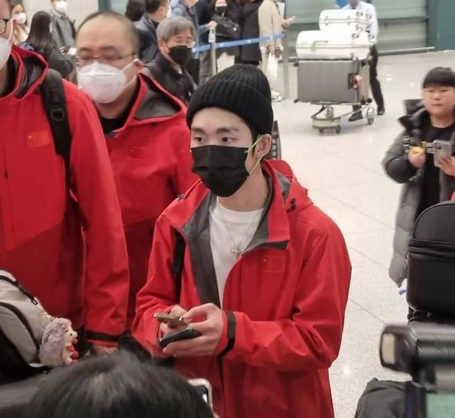 중국 쇼트트랙 대표팀 린샤오쥔(임효준)이 4일 인천국제공항 입국장에서 팬들의 응원을 받으며 이동하고 있다. /연합뉴스