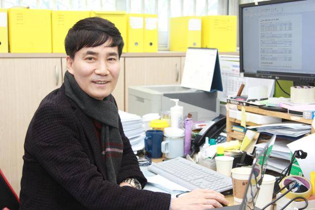대구 성서경찰서 교통사고 조사팀 윤흥용 경위가 근무 중 활짝 웃고 있다. 김민규 기자