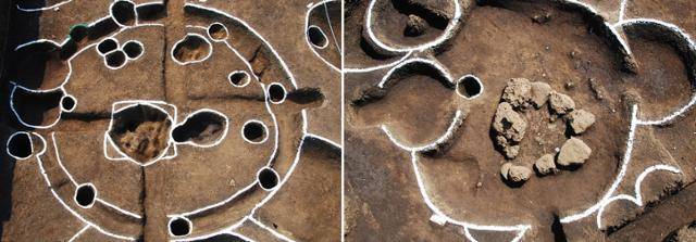 고산리유적 발굴 당시 드러난 원형의 집자리. 중심에 불자리가 있고 주변에 도랑이 있다. 오른쪽은 야외에서 불을 피우던 자리. 제주문화유산연구원