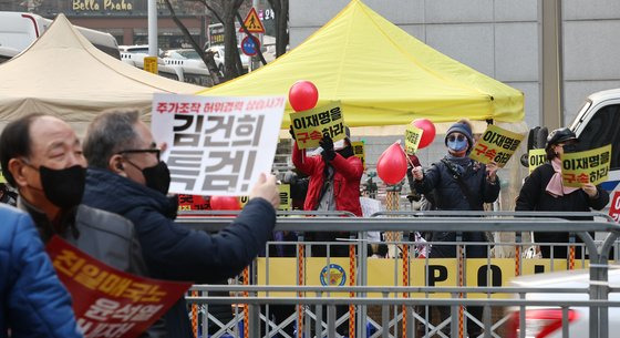 4일 오후 서울 중구 숭례문 앞 대로에서 열린 29차 촛불대행진 윤석열 정부 규탄 집회 참가자들 건너편으로 더불어민주당 이재명 대표를 규탄하는 보수단체 집회가 열리고 있다. 연합뉴스