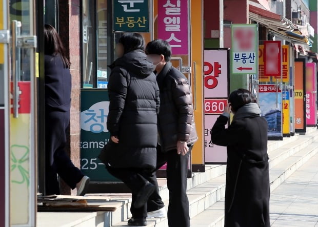 서울 시내 공인중개소가 밀집된 한 상가 사진=뉴스1