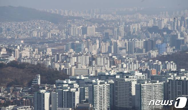 (서울=뉴스1) 김민지 기자 = 서울 아파트 매수심리가 2주 연속 상승했다. 24일 한국부동산원에 따르면 이번 주 서울 아파트 매매수급지수는 지난주(66.4)보다 0.3포인트 상승한 66.7을 기록했다.  지역별로 보면 강남 3구가 있는 동남권은 지난주 70.9에서 이번 주 71.4로 올랐으며, 중구·종로구 등이 속한 도심권도 69.1에서 69.4로 상승했다.  반면 노원·도봉·강북이 속한 동북권은 지난주 70.7에서 이번 주 70.6으로 소폭 하락했다.   사진은 이날 오후 남산타워에서 바라본 아파트 단지 모습. 2023.2.24/뉴스1  Copyright (C) 뉴스1. All rights reserved. 무단 전재 및 재배포 금지.