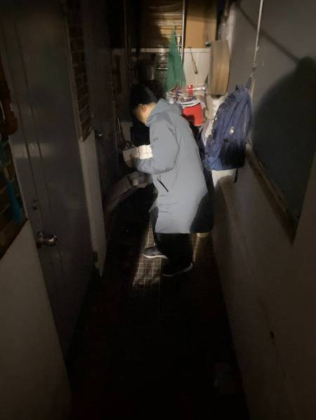 반지하에 사는 홀로 어르신의 집. "잘 지내시는지요?" 우유로 그리 안부를 묻는 거다./사진=야간모드로 찍고 있는 남형도 기자