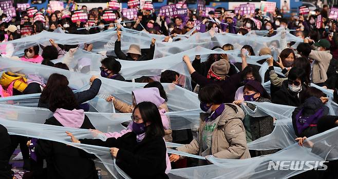 [서울=뉴시스] 백동현 기자 = 3.8 세계 여성의 날을 나흘 앞둔 4일 오후 서울 종로구 보신각 앞에서 전국여성노동조합 조합원들이 여성노동자 대회를 열고 유리천장을 찢는 퍼포먼스를 하고 있다. 2023.03.04. livertrent@newsis.com