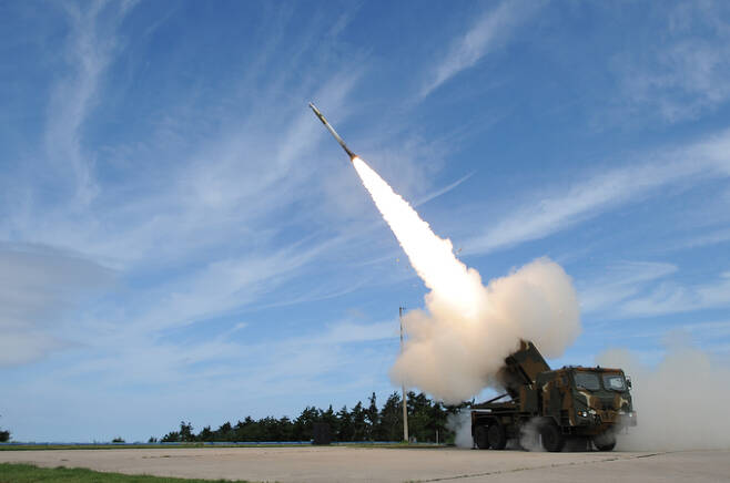 육군의 천무 다연장로켓에서 로켓탄이 발사되고 있다. 세계일보 자료사진
