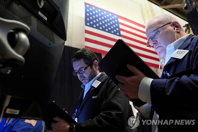 NYSE 입회장에 있는 트레이더들의 모습 [연합뉴스 자료사진]