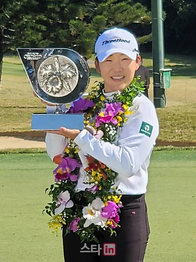 신지애가 5일 일본 오키나와현 류큐 골프클럽에서 열린 JLPGA 투어 2023시즌 개막전 다이킨 오키드 레이디스 토너먼트에서 우승한 뒤 트로피를 들고 환하게 웃고 있다. 신지애는 이날 우승으로 프로 통산 63승을 달성했다. (사진=일본 현지 매니지먼트 KPS 제공)