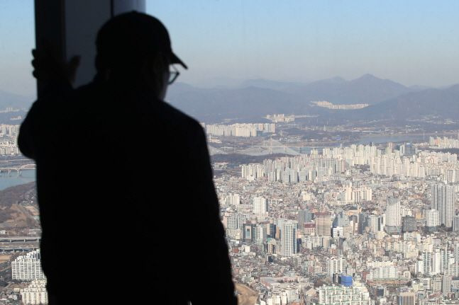 서울 송파구 롯데월드타워 전망대 서울스카이에서 시민들이 아파트 단지를 바라보고 있다. ⓒ데일리안 김민호 기자