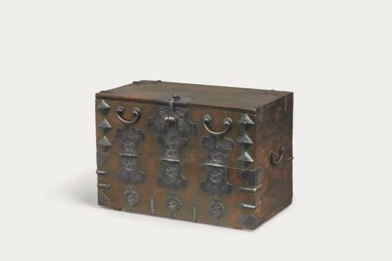 제주알반닫이, 19세기, 나무에 무쇠장석, 53x29x36cm. [사진 가나문화재단]