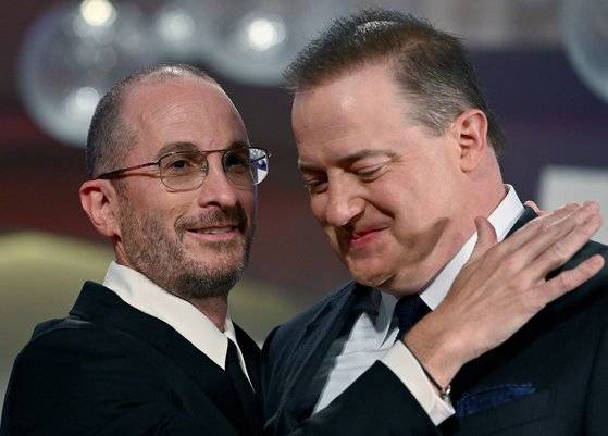 지난해 9월 이탈리아 베니스국제영화제에서 '더 웨일'의 대런 아르노프스키 감독(왼쪽)과 배우 브렌든 프레이저가 레드카펫에 나란히 섰다. 감정이 북받친 프레이저를 감독이 다독이고 있다. EPA=연합뉴스\