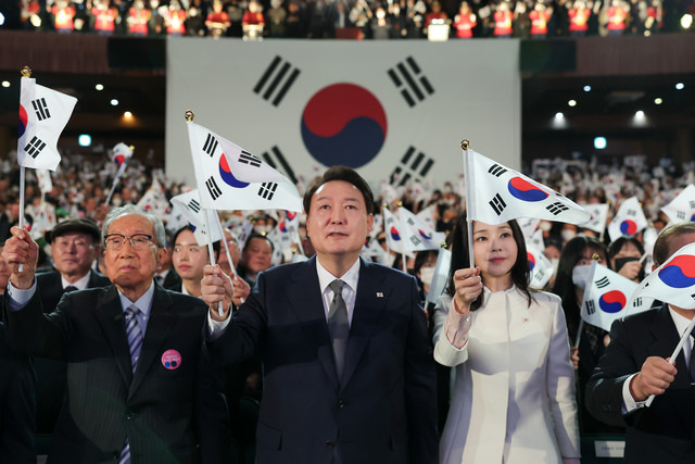 ▲ 윤석열 대통령과 김건희 여사가 지난 1일 서울 중구 이화여고 유관순 기념관에서 열린 제104주년 3.1절 기념식에서 태극기를 흔들리고 있다. 사진/대통령실 공동취재단