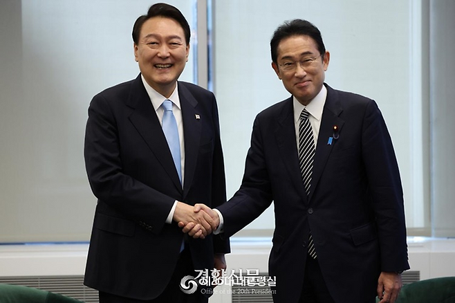 윤석열 대통령과 기시다 후미오 일본 총리가 지난해 9월 21일 유엔총회 참석을 계기로 뉴욕에서 처음 대면 회담을 갖고 악수를 나누고 있다. /대통령실 제공