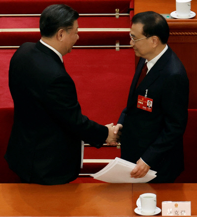 작별 인사 시진핑 중국 국가주석(왼쪽)과 리커창 총리가 5일 베이징 인민대회당에서 열린 14기 전국인민대표대회(전인대) 1차 회의 개막식이 끝난 뒤 악수하고 있다. 로이터연합뉴스