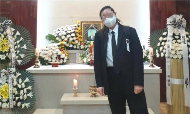 지난해 1월 친할아버지 장례식에서 바지 정장을 입고 조문객을 맞이한 서모씨 모습. 서모씨 제공
