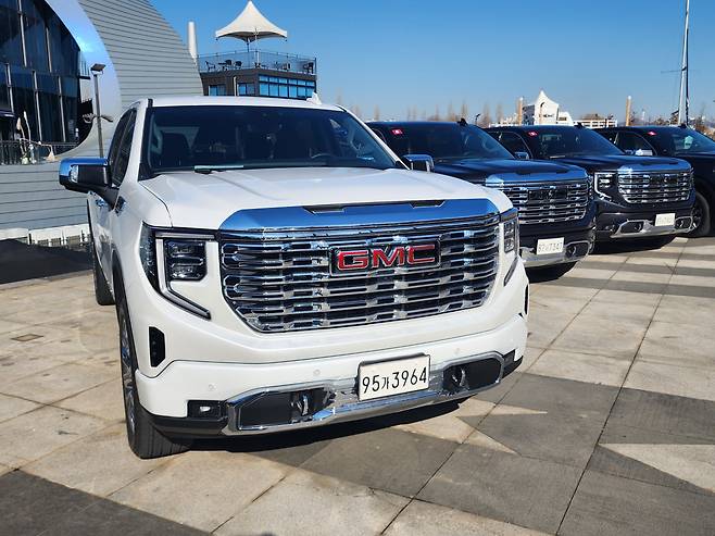 여의도 서울 마리나에 전시된 GMC 시에라. [김성우 기자]