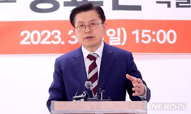[서울=뉴시스] 추상철 기자 = 황교안 국민의힘 당대표 후보가 5일 오후 서울 영등포구 여의도 캠프 사무실에서 기자회견을 열고 전광훈 목사 고소 등 현안 사항에 대한 입장을 밝히고 있다. 2023.03.05. scchoo@newsis.com
