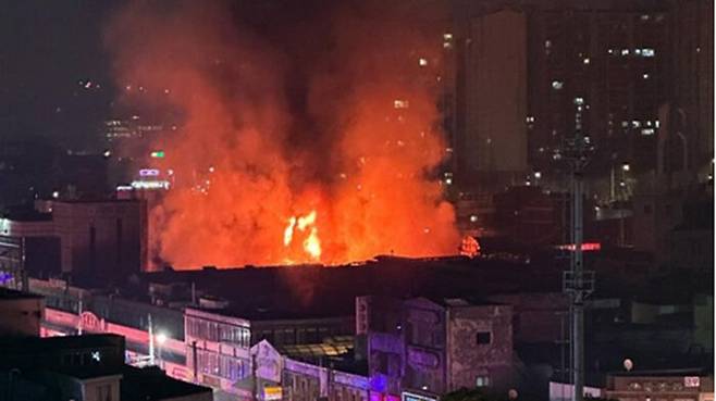 인천 현대시장서 큰불 치솟는 검은연기 (사진=독자 제공, 연합뉴스)