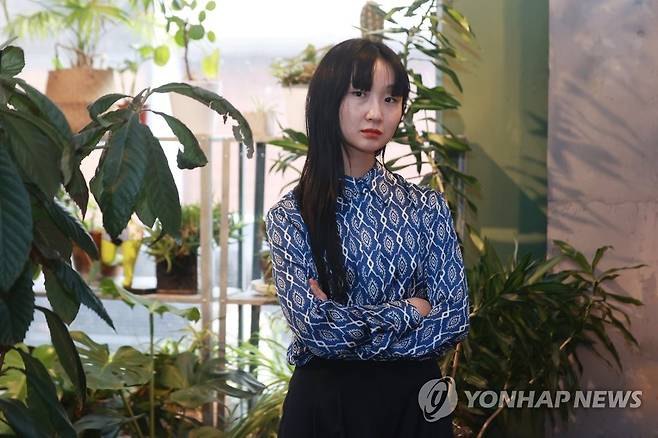 연합뉴스와 만난 이슬아 작가 (서울=연합뉴스) 진연수 기자 = 칼럼집 '날씨와 얼굴'을 출간한 이슬아 작가가 지난달 28일 서울 마포구 한 카페에서 연합뉴스와 인터뷰에 앞서 포즈를 취하고 있다. 2023.3.5 jin90@yna.co.kr