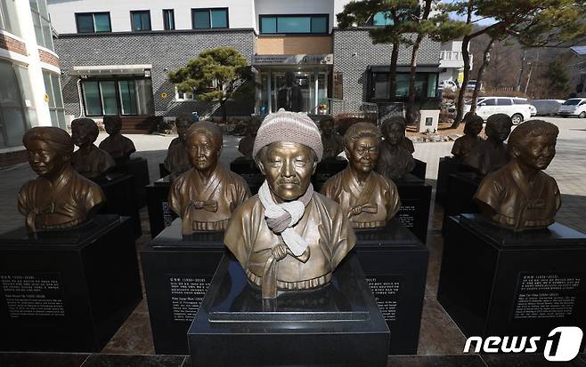 6일 오전 경기 광주시 퇴촌면 나눔의 집에 세상을 먼저 떠난 위안부 피해자 할머니들의 흉상이 세워져 있다. 박진 외교부 장관은 이날 '강제징용 대법원 판결 관련 정부 입장 발표문'을 통해 피해자들에게 행정안전부 산하 공공기관인 '일제강제동원피해자지원재단'이라는 제3자를 통해 배상금을 대신 지급할 계획이라고 밝혔다. 2023.3.6/뉴스1 ⓒ News1 김영운 기자