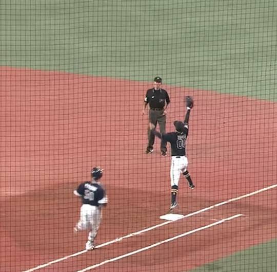 1루에서 아웃되는 강백호. ⓒ유튜브 채널 스브스스포츠 캡처