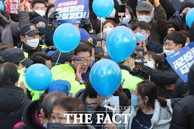 이재명 대표의 강성 팬덤으로 인해 더불어민주당 내부 갈등이 격화하는 모습이다. 지난 2월 4일 서울 중구 숭례문 앞에서 열린 '윤석열 정권 민생파탄 검사독재 규탄대회'에서 지지자들과 인사하는 이 대표. /임영무 기자