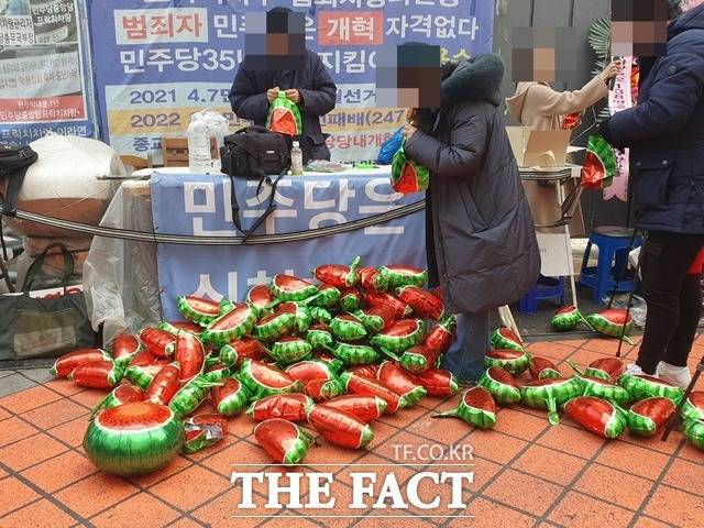 이 대표는 지지자들에게 과격 행위를 자제해달라고 여러 차례 당부하고 있다. '내부 갈등으로 상대 진영 견제가 되지 않는다'는 게 주된 이유다. 지난 3월 3일 더불어민주당 중앙당사 앞에서 수박 풍선을 준비하는 강성 지지자들. /박숙현 기자