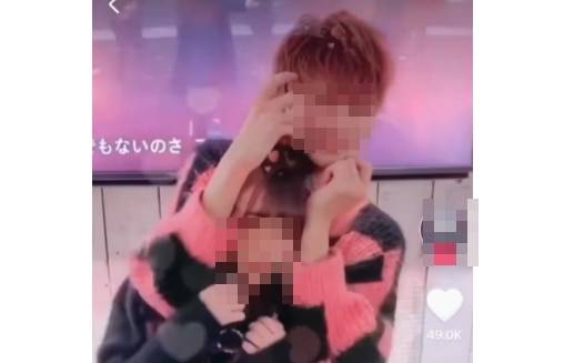 한 일본 지하 아이돌 멤버가 여성 팬과 사진을 촬영하고 있는 모습/유튜브