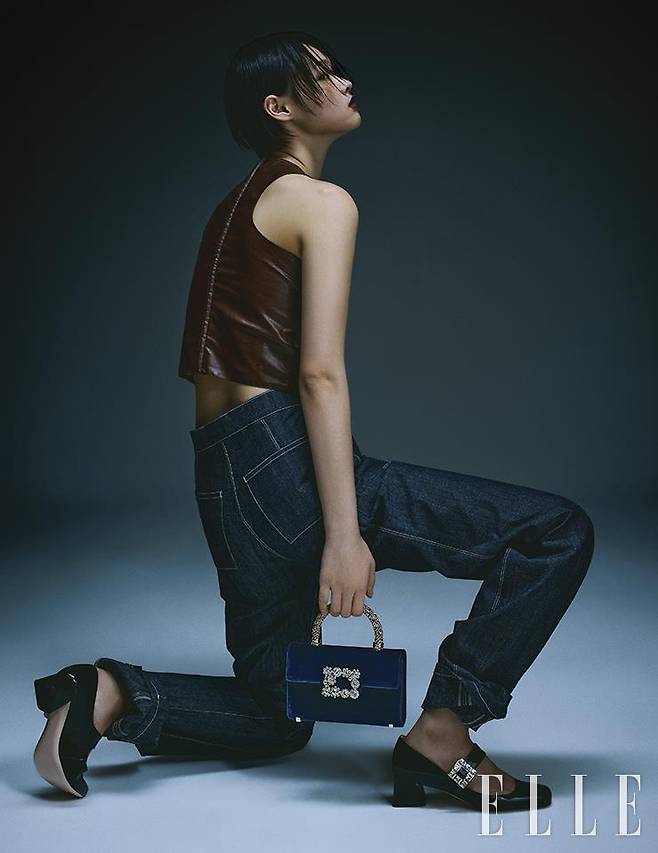 꽃 모양의 주얼 장식이 돋보이는 ‘플라워 스트라스 주얼 앤밸롭’ 미니 백과 클래식한 디자인의 ‘트레 비비에 스트라스 베이비’ 펌프스는 모두 Roger Vivier. 가죽 톱과 데님 팬츠는 모두 Nayon.