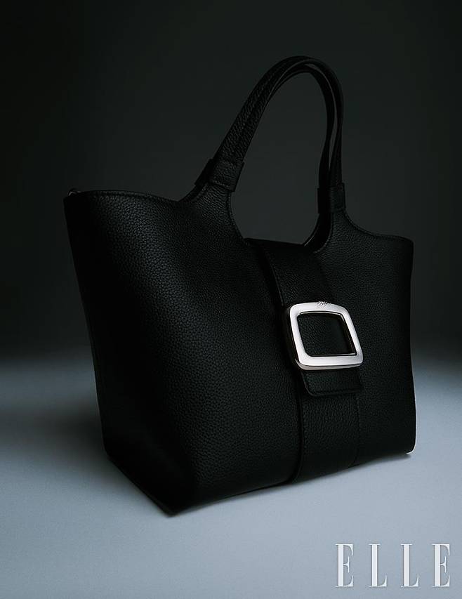 메탈 버클 장식이 돋보이는 ‘그랑 비비에 쇼크’ 미니 백은 Roger Vivier.