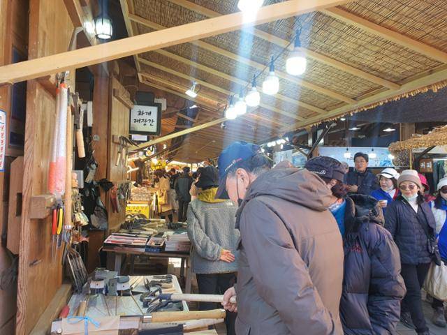 화개장터 명소로 꼽히는 화개대장간. 60여 년을 지킨 대장장이가 지난해 세상을 떠나면서 망치질 소리는 멈췄지만 그의 아내가 대장간 명맥을 잇고 있다.