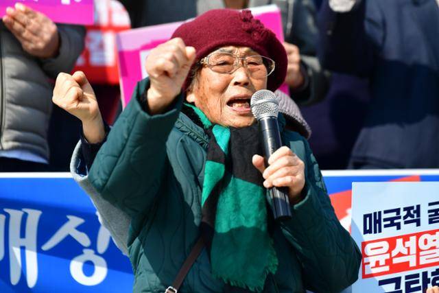 일제 강제동원 피해자인 양금덕(94) 할머니가 6일 광주광역시 동구 5·18민주광장에서 열린 (사)일제강제동원시민모임·광주전남역사정의평화행동의 기자회견에 참여해 정부가 내놓은 일제 강제동원 피해 배상 관련 해법인 '제3자 대위변제안'을 비판하고 있다. 뉴시스