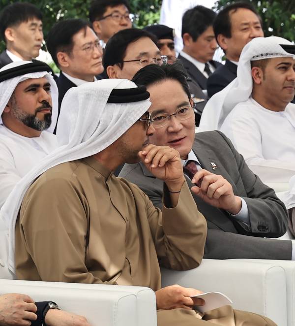 만수르 UAE 부총리와 대화하는 이재용 삼성전자 회장. 연합뉴스